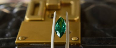 Mücevher ve mücevher nadir bulunan bir zümrüt yeşili mücevher. Pahalı, mücevher üretimi için pahalı.