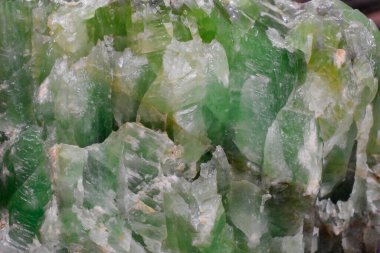 Mücevher ve mücevher nadir bulunan bir zümrüt yeşili mücevher. Pahalı, mücevher üretimi için pahalı.