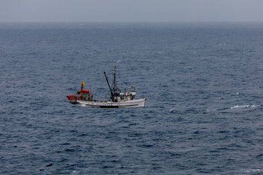 Fırtınalı denizde ticari balıkçı teknesi