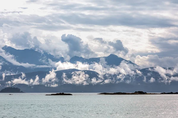 Hermosa vista matutina de las montañas cerca de Juneau, Alaska . —  Fotos de Stock