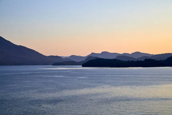 Sol Levantando Sobre Ketchikan Alaska Árvore Macia Alinhada Montanhas Fundo — Fotografia de Stock