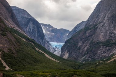 Buzul dağlarda battı. Endicott Arm 'dan görüntü Juneau, Alaska yakınlarında..