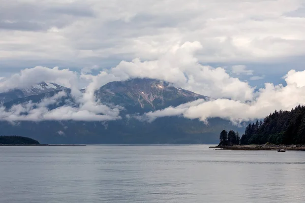 Juneau Alaska Yakınlarındaki Dağların Güzel Sabah Manzarası Planda Sakin Sular — Stok fotoğraf