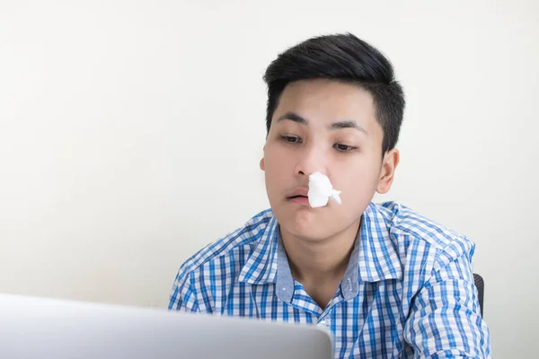 Jóvenes empresarios están enfermos de estornudos y secreción nasal . — Foto de Stock
