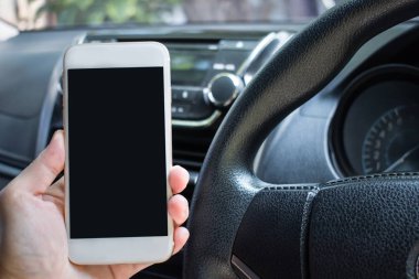 Şoför araba sürerken telefonu kullanır. Moc için izole ekran