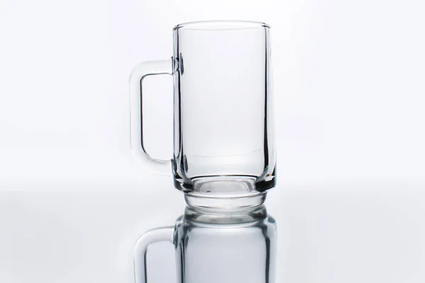 Un vaso de cerveza vacío sobre un fondo blanco —  Fotos de Stock