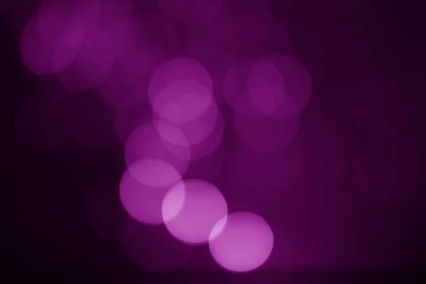 Абстрактний фіолетовий боке на чорному тлі — стокове фото