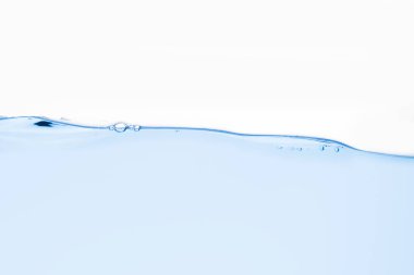 Beyaz bir sahnedeki su dalgaları arka planı izole etti