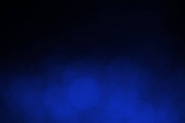 Kopyalama alanı olan siyah bir arkaplanda mavi bokeh.