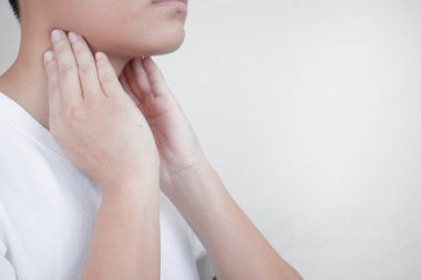 Boğaz ağrısı, iklim değişikliğinden dolayı boynunu tutan kişi. İyileştir