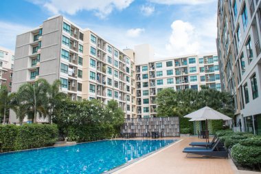 8 katlı, yüzme havuzlu bir apartman dairesi. 