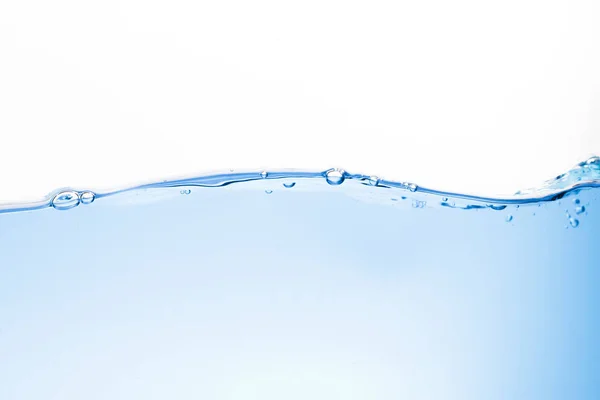 Primer plano de las olas de agua azul y burbujas sobre un fondo blanco . —  Fotos de Stock