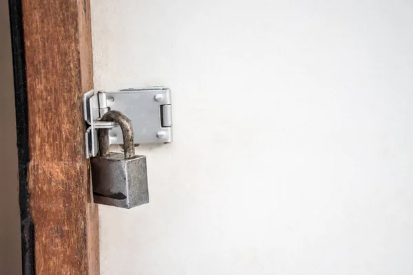 Oude grijze sleutel om de deur op slot te doen — Stockfoto