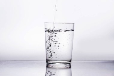 Bardak beyaz arka planda temiz içme suyu..