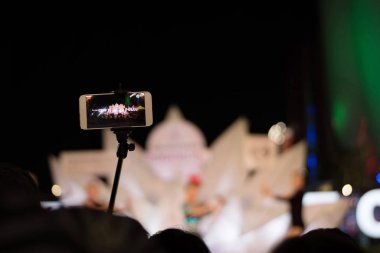 Konser için akıllı telefon kayıt videosunun kapatılması.