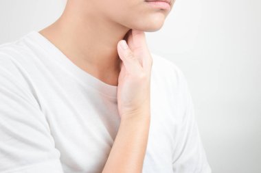 Boğaz ağrısı. Nemsiz kuru hava sebep olur. Asyalılar bunu kullanır.