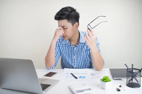 Jovens empresários têm estresse e dores de cabeça enquanto trabalham wi — Fotografia de Stock