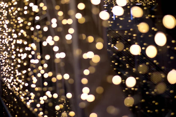 Gyllene jul bakgrunden med bokeh-lampor — Stockfoto