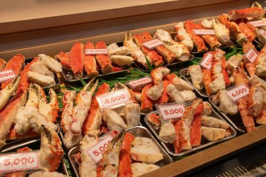 Japon taze pazarındaki yerel bir dükkanda Taraba Yengeci