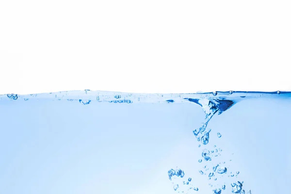 Волны воды и прозрачные голубые пузыри на белом фоне — стоковое фото