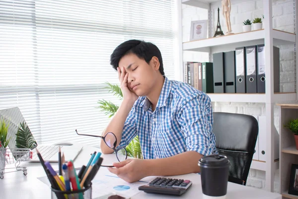 Jovens empresários asiáticos têm uma dor de cabeça de trabalho duro — Fotografia de Stock