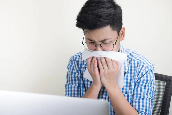 Jóvenes empresarios asiáticos estornudan en la oficina — Foto de Stock