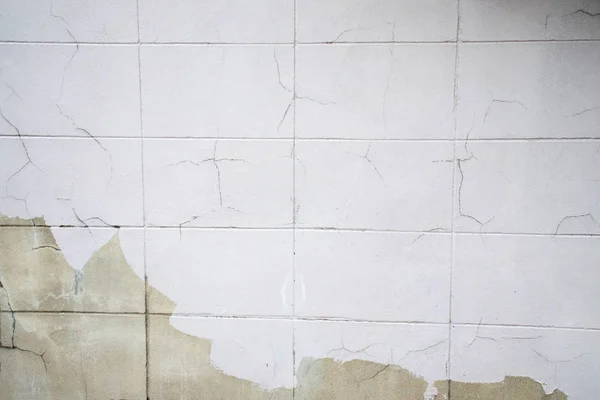 Stará bílá čtvercová stěna má praskliny. — Stock fotografie