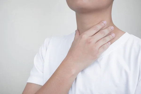 Durere în gât. Mâinile asiatice ating gâtul bolnav — Fotografie, imagine de stoc