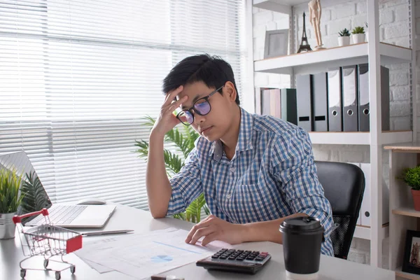Os funcionários asiáticos têm que pensar e analisar sobre o trabalho. Exausto — Fotografia de Stock