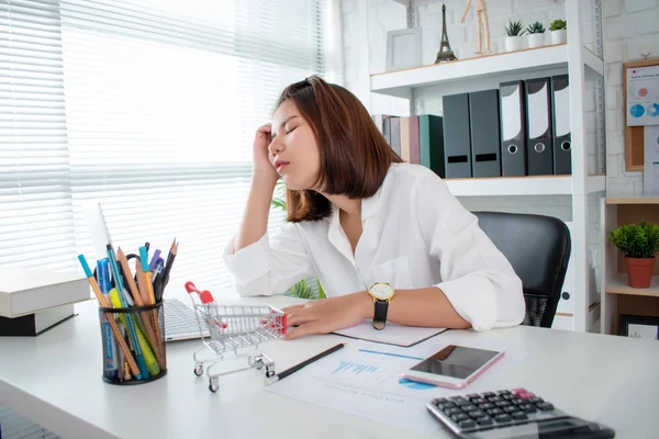 Un joven empresario asiático trabaja duro y exhausto, secretamente sle — Foto de Stock