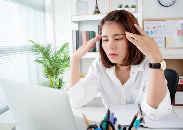 Mulheres de negócios asiáticos têm estresse e dores de cabeça de seu trabalho um — Fotografia de Stock