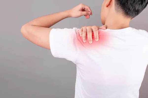 Young Asian women with shoulder pain, Pain in the human body — ストック写真