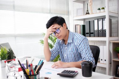 İş adamları ciddi iş stresleri kullanarak çok çalışırlar.