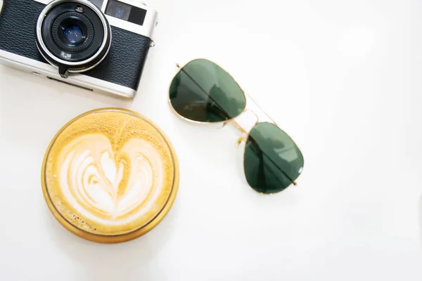 Horní pohled na kávu s filmovou kamerou a černými brýlemi — Stock fotografie