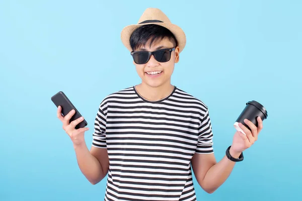Ázsiai turisták viselnek alkalmi ruhát, miközben vásárol egy okostelefon — Stock Fotó