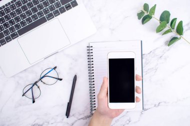 Siyah çizgili akıllı telefonu tutan genç bir adamın en iyi görüntüsü.