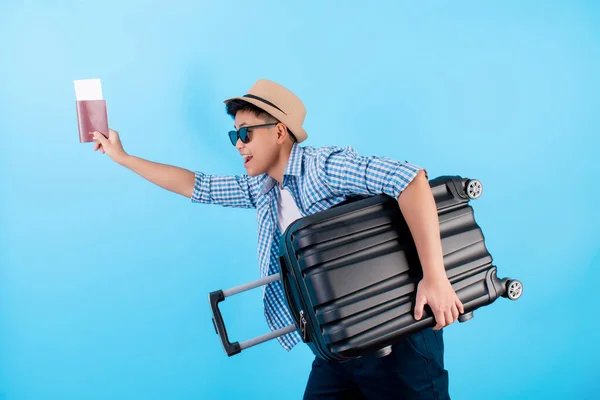 Turistas Asiáticos Corren Rápido Con Equipaje Sobre Fondo Azul — Foto de Stock