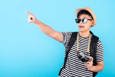 Mutlu Asyalı gezginler ellerini uzatıp boşluğu kopyalayabilir. Mavi bir arkaplanda