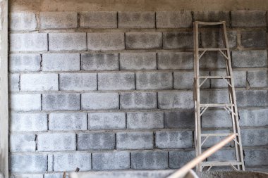 Beton duvarda merdiven var. İnşaat alanı.