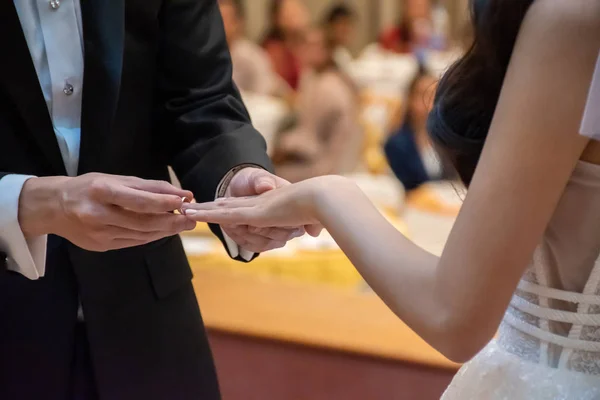 Noivo Está Usando Anel Para Noiva Casamento — Fotografia de Stock