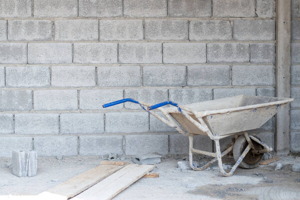 Песочная тележка на строительной площадке
.