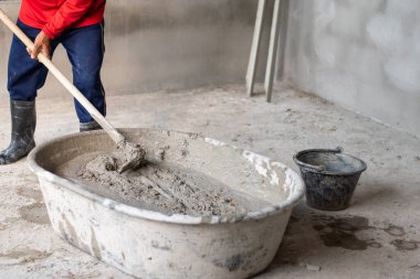 İnşaat işçileri duvarın içine çimento karıştırmışlar..