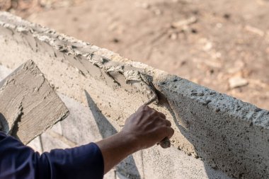 İnşaat işçileri betondan duvarlar inşa ediyorlar. Yaklaş..