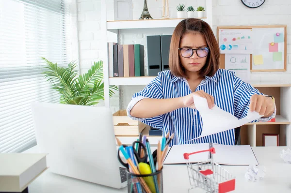 Empresaria Asiática Fallado Trabajo Ella Está Rasgando Papel — Foto de Stock