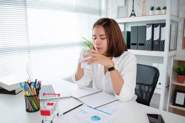 Asiática Mujer Negocios Estalla Con Café Caliente Oficina — Foto de Stock