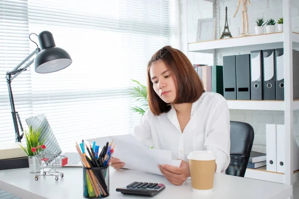 Empresaria Asiática Trabajando Oficina Estaba Mirando Documento Mano Sobre Mesa — Foto de Stock