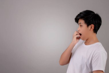 Asyalılar, gri arka plandaki boş uzay reklamı karşısında afallamış ve şok olmuşlardı. İzole edilmiş arkaplan