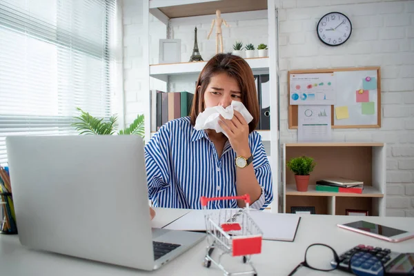 Asiática Mujer Negocios Enfermo Estornudando Offic — Foto de Stock