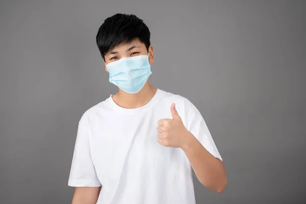 Les Asiatiques Portent Shirt Blanc Masque Tout Montrant Leurs Pouces — Photo