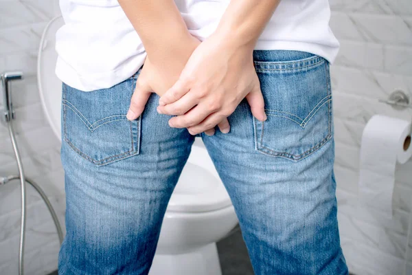 Hombre Tiene Diarrea Sosteniendo Trasero Baño —  Fotos de Stock